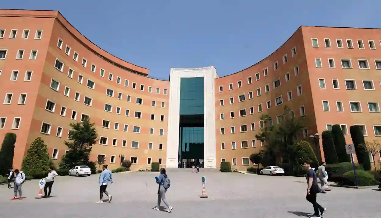 الدراسة في جامعة يدي تبه في إسطنبول: دليلك الشامل للقبول والرسوم والتخصصات للطلاب العرب
